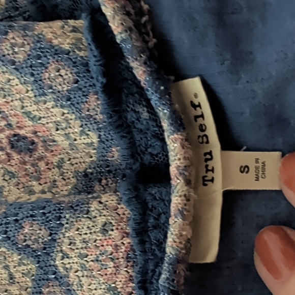 Tru Self Floral Blue Women's Top - Picture 10 of 11